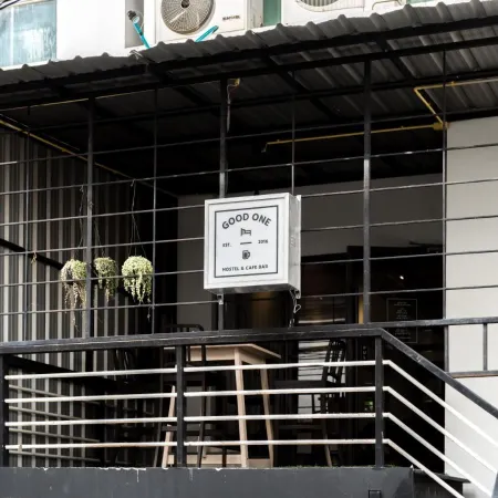 Good One Poshtel & Cafe Bar Отели рядом с достопримечательностью «Станция метро Silom»