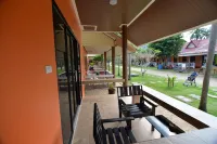Lanta Bee Garden Bungalow