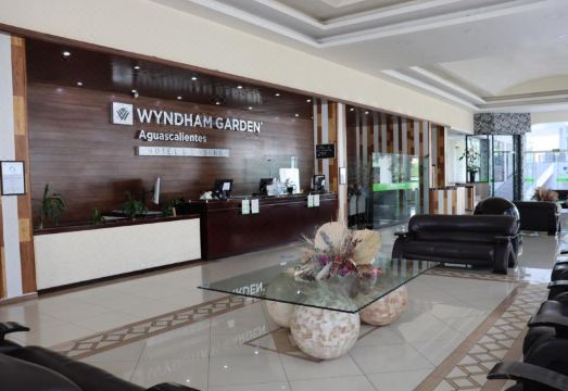 윈덤 가든 호텔 야외 수영장 전경