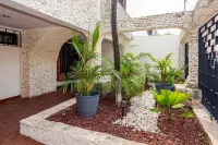 VIca Guest House Con Piscina en la Entrada de la Zona Hotelera