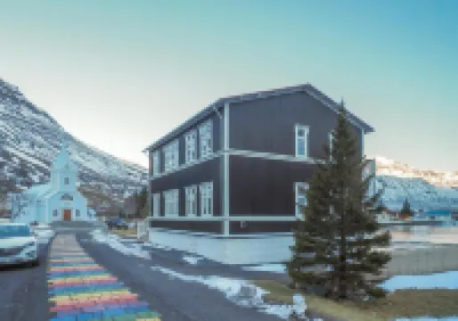 Við Lónið Guesthouse Hotel a 