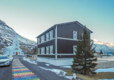 Við Lónið Guesthouse Отели в г. Эджилсстадир