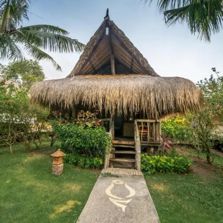 Flower BUD Bungalow Balangan Отели рядом с достопримечательностью «Пляж Баланган»