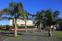Coronation Court Motel Hotels in Њу Плимут