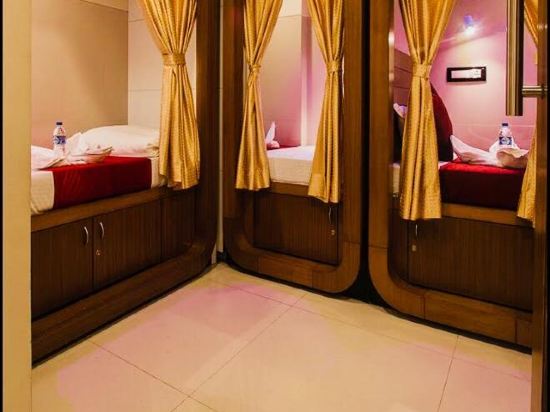 Qubestay Airport Capsule Hotel & Hostel