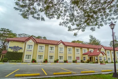 Microtel by Wyndham Tarlac Các khách sạn ở Tarlac