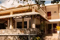 Le Peninsula Bay Beach Resort & Spa Hotels in Пуэнт Десни