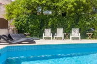Logis Auberge de Tavel Hotels in Saint-Laurent-des-Arbres