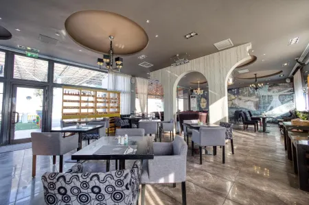 Gallery Art Hotel Отели рядом с достопримечательностью «The Mill of the Elves»