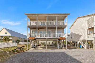 Pirate's Hideaway Hotels near Walmart Supercenter