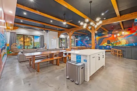 Howzit Hostels Отели в г. Кахулуи