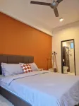 Walking Distance to Mount Austin - 6 Pax Newly Renovated