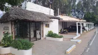 Kaleb's Beachfront Holiday Home - Condos