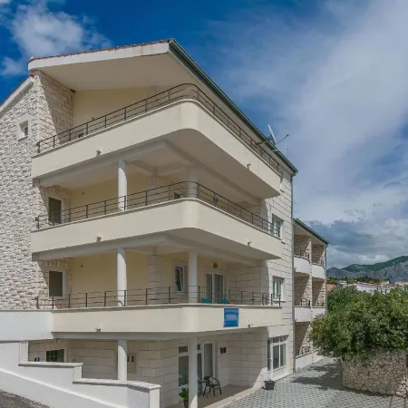 Apartments Villa Aquamarine Отели в г. Дуће