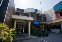 Hotel Suroyo RedPartner Hotels in Mayangan