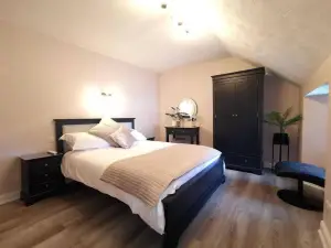 B'Dazzled Flat, Castletown