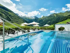 Hotel Berghof Crystal Spa & Sports