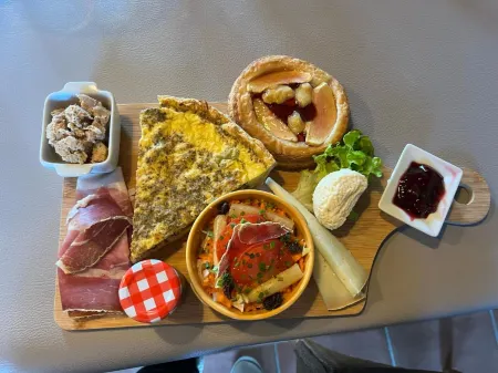 Chambre d'hôtes la Ferme de la Croix. Отели в г. Сент-Фуа-де-Лонга