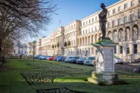 Elliot Oliver - 2 Bedroom Garden Apartment with Parking