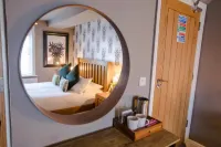 The Wheatsheaf Pub, Kitchen & Rooms