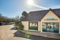 Greet  Hotel Versailles - Voisins le Bretonneux Hotel di Voisins-le-Bretonneux