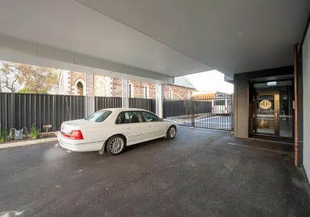 Grow at Goodwood Отели в г. Mitcham