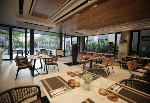 더 막시밀리안 호텔