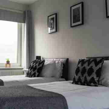 Hawthorn House-Sleeps 4-Pet Friendly-Parking Rooms