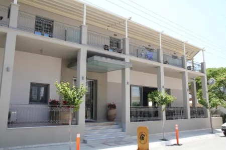 Achilles Hotel Отели рядом с достопримечательностью «Rimon Reza»