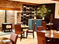 Oak Tree Inn Hotels in Боробридж