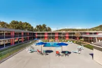 Econo Lodge - 2-Star