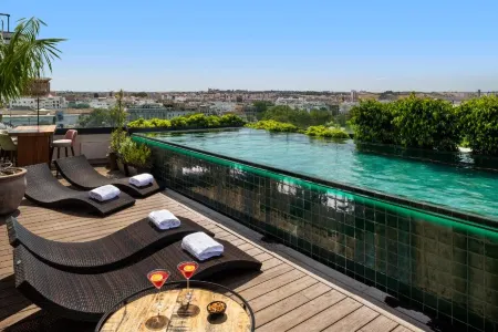 Hotel Lobby Отели рядом с достопримечательностью «Мост Изабеллы II»