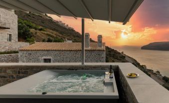 Trapela Limeni Luxury Suites