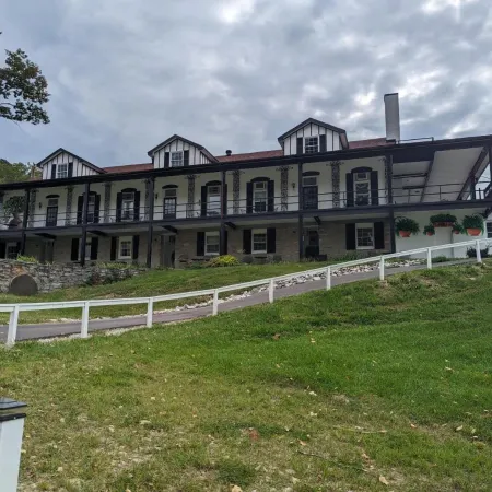 Riverboat Inn & Suites