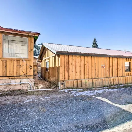 Near Hiking and Main St! Mtn-View Red River Retreat