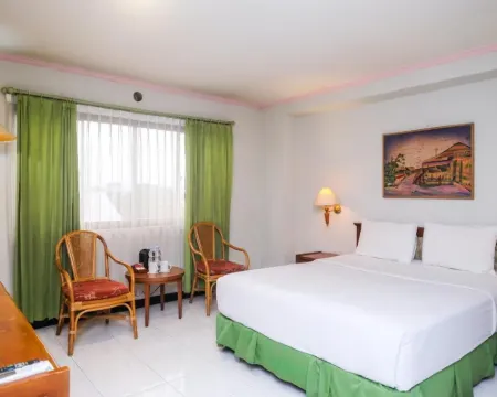 Surya Asia Hotel โรงแรมในโวโนโซโบ