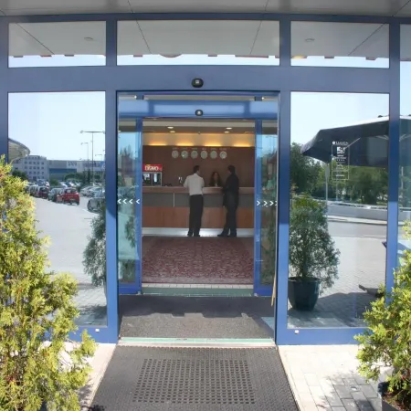 Ramada by Wyndham Airport Prague Отели рядом с Аэропорт Вацлав Гавел