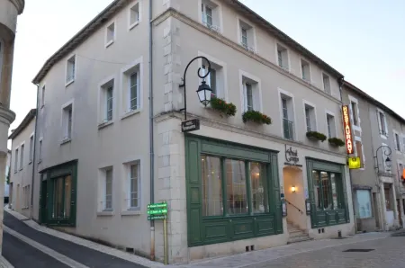 Logis Hôtel le Saint Georges Отели в г. Жансе