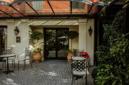 Ebel Boutique Hotel Отели рядом с достопримечательностью «Postbllok - Checkpoint Monument»