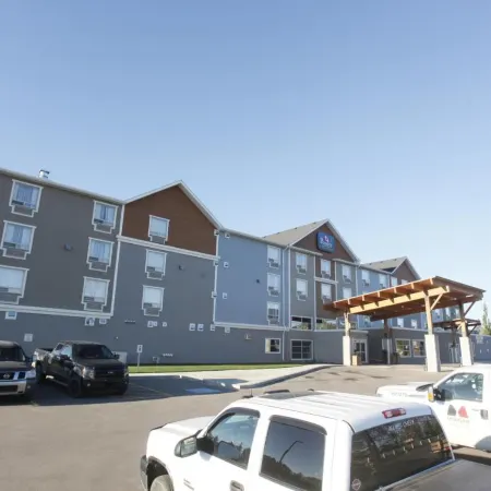 Pomeroy Inn & Suites at Olds College