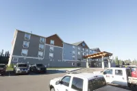Pomeroy Inn & Suites at Olds College - parking
