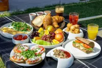 Hotel Yakinthos - مسبح