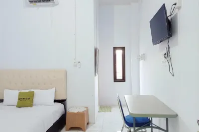 Urbanview Hotel at Guest House Bukit Sion Bengkulu Kolam Renang jaya Aquatic周辺のホテル