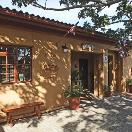 Treetops Guesthouse Отели рядом с достопримечательностью «Форт Фредерик»