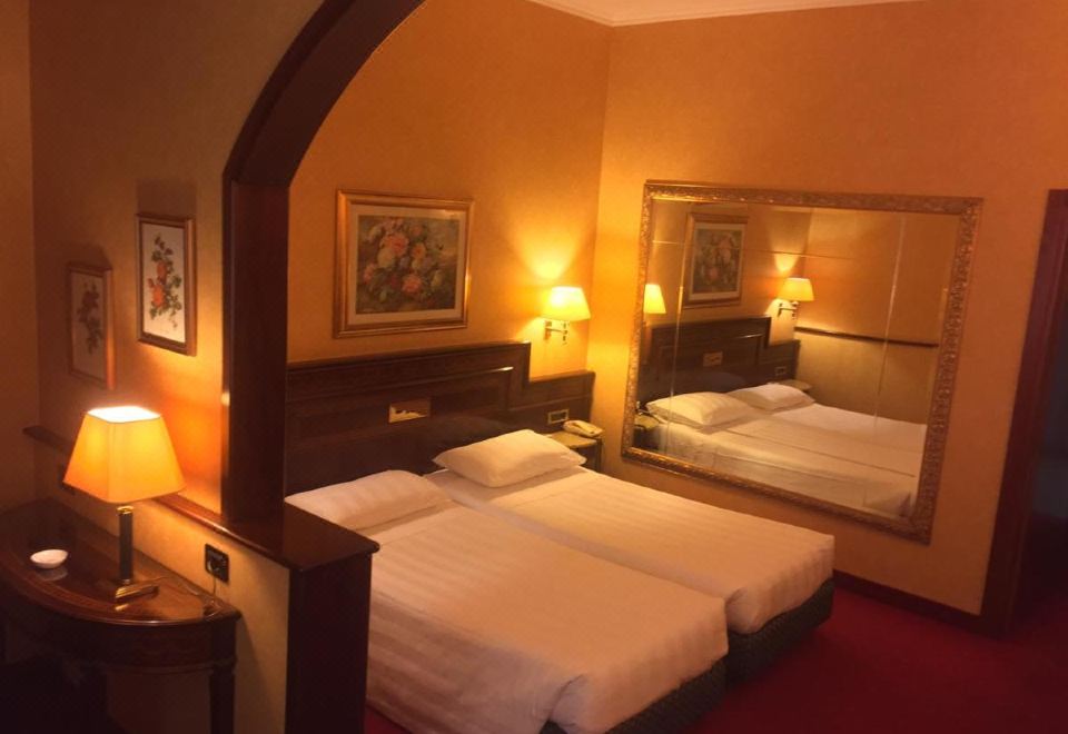 5. 호텔 모텔 루나..