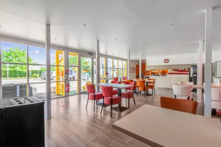 Premiere Classe Rennes Ouest - le Rheu Отели в г. Ле Рё