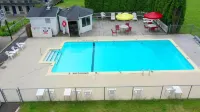 Days Inn & Suites by Wyndham St. Ignace Lakefront - Beach
