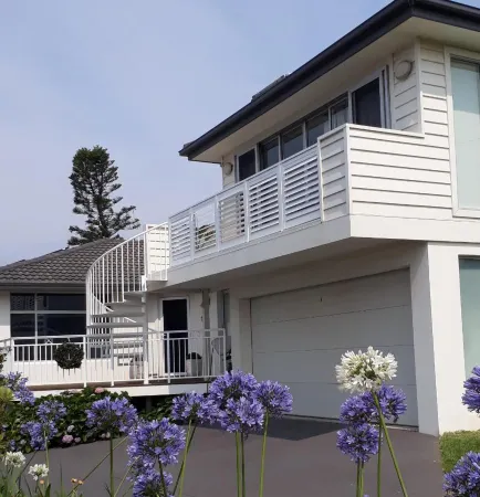 Seaview-Waterfront-Private-on the Coastal Walk-Shutters by the Sea