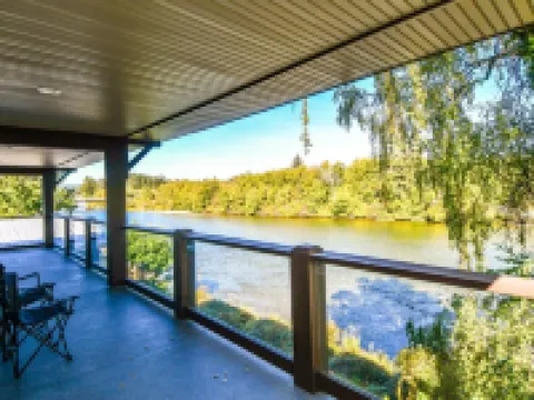 Chateau Riverside Hotels in Campbell River