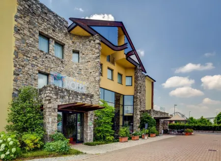 Art & Hotel Aeroporto Отели рядом с достопримечательностью «Parco Villa Caroli Zanchi»